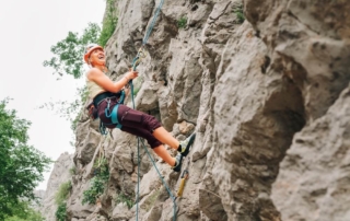 A woman rock climbing a mountain in Estes Park