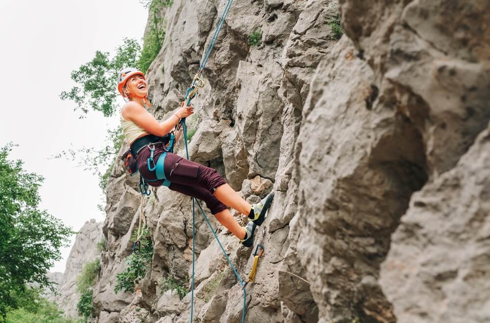 A woman rock climbing a mountain in Estes Park