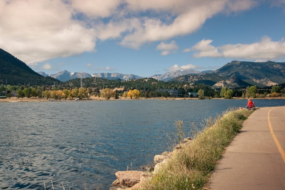 Lake Estes and the surrounding mountains in Estes Park during the summer